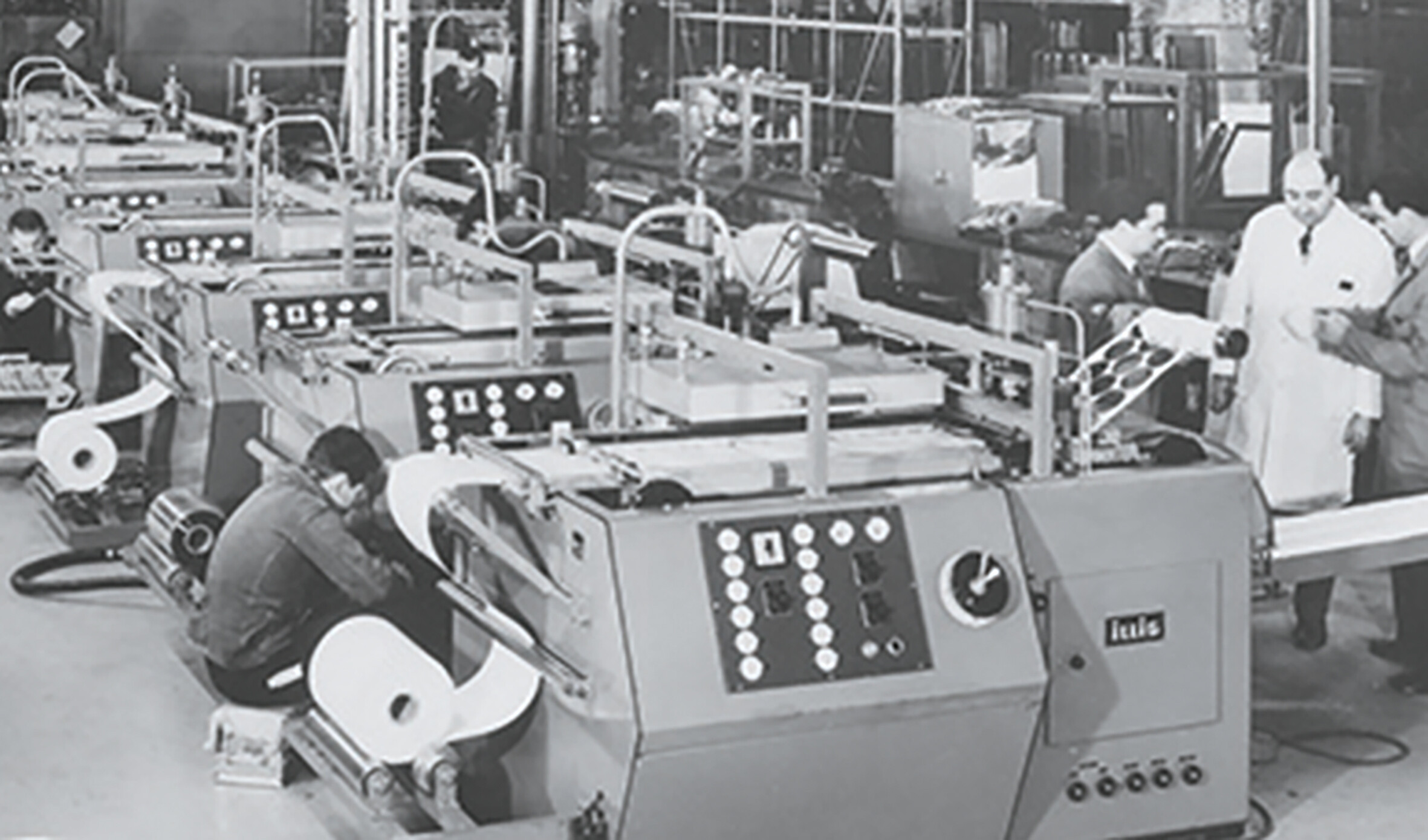ILLIG entwickelt 1963 die ersten Druckluft-Schnellformautomaten für den Form-/Stanzbetrieb des Typs RDM 37/6 und startet damit die erfolgreiche RDM-Baureihe.