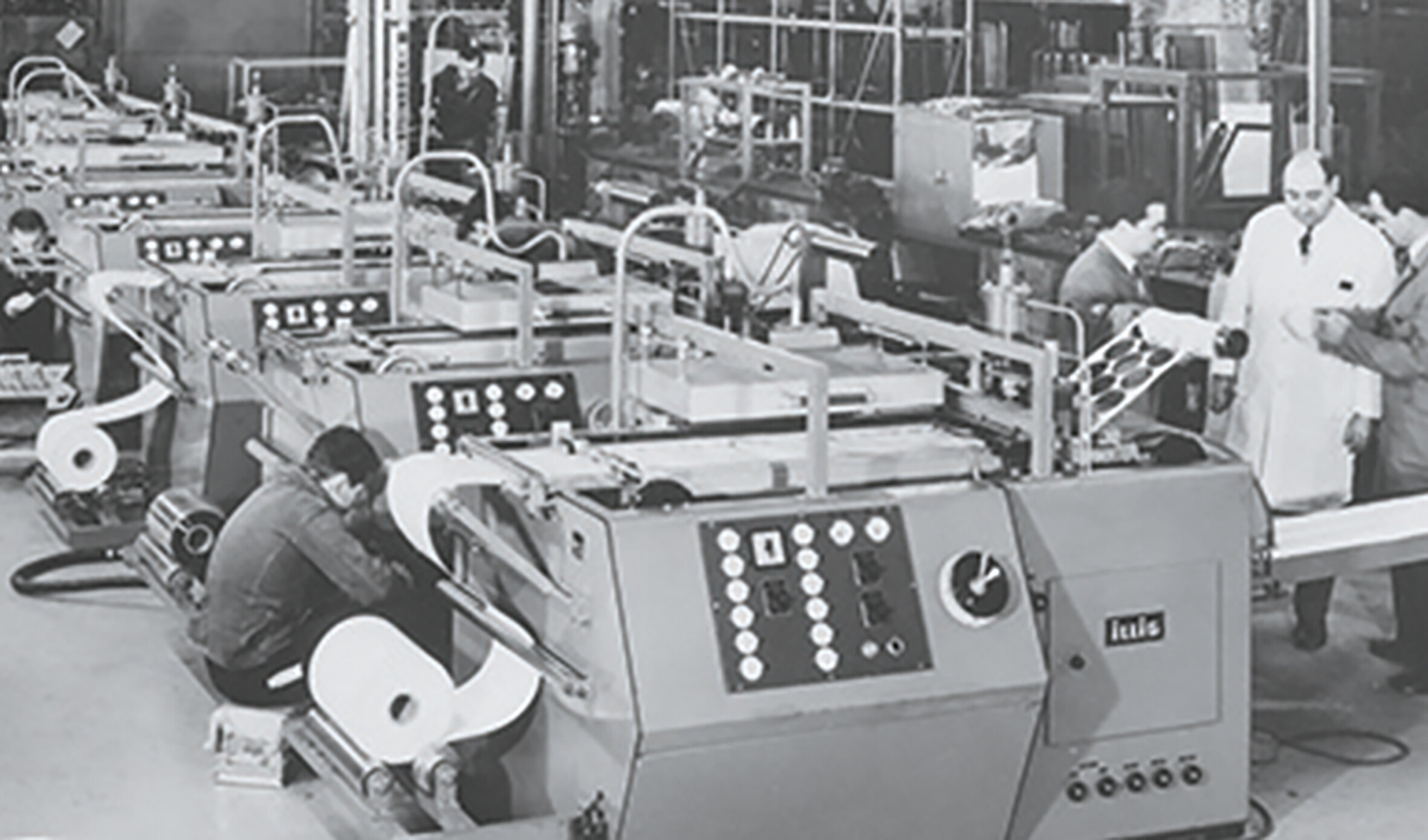 ILLIG entwickelt 1963 die ersten Druckluft-Schnellformautomaten für den Form-/Stanzbetrieb des Typs RDM 37/6 und startet damit die erfolgreiche RDM-Baureihe. ILLIG entwickelt 1963 die ersten Druckluft-Schnellformautomaten für den Form-/Stanzbetrieb des Typs RDM 37/6 und startet damit die erfolgreiche RDM-Baureihe.