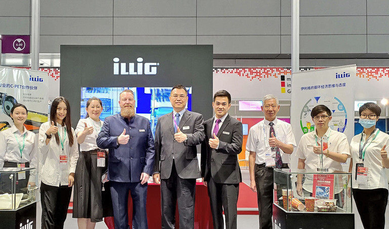 Great success for ILLIG at Chinaplas 2021: Booth staff with thumbs up. | © ILLIG Maschinenbau GmbH